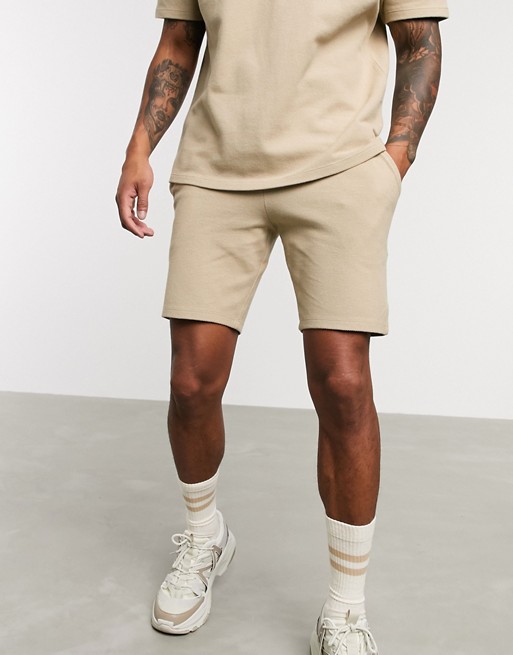 Jogger shorts men have gained popularity among men for their comfort, style, and versatility. These shorts combine the